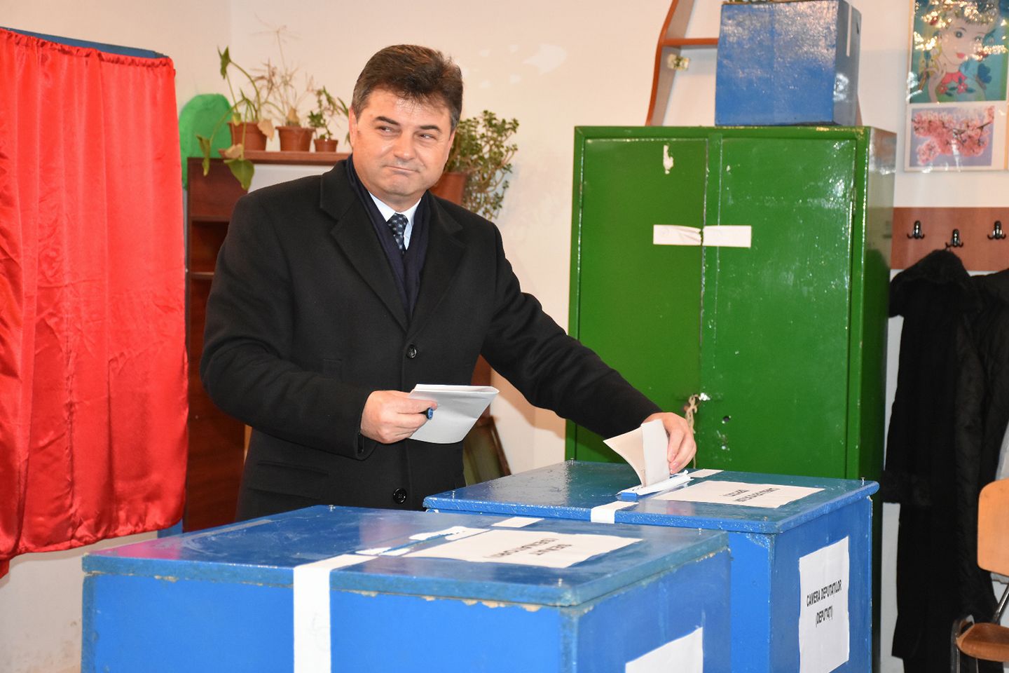 DNA verifică unde au ajuns informațiile fotografiate de Victor Moraru în camera cu documente secretizate ale Transelectrica