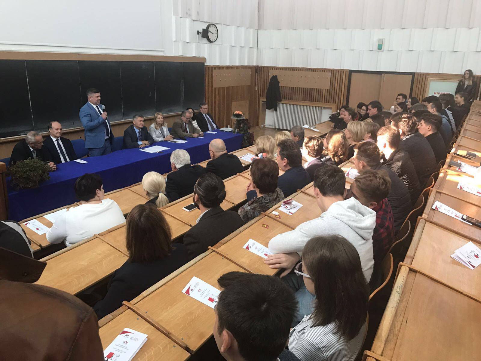 Peste 2.300 de bugetari s-au transferat în alte instituții publice. Posturile pe care s-au angajat au rămas blocate