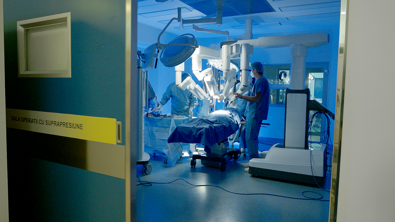 Operațiile realizate cu roboți chirurgicali ar putea deveni cu până la 30% mai ieftine după lansarea programului AP-ROBOTICĂ. Statul va deconta consumabilele pentru intervenții