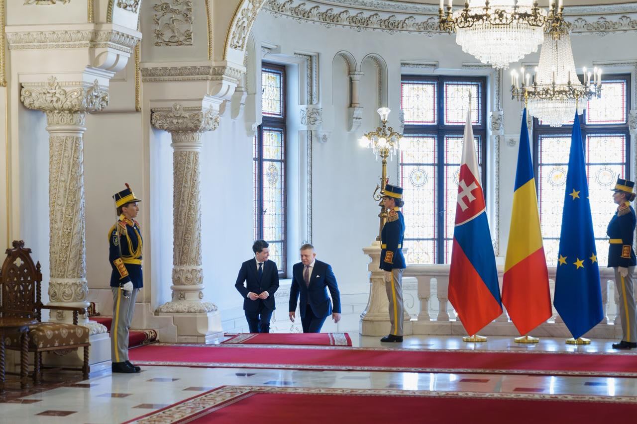 NewsCenter.ro a întrebat Administrația Prezidențială despre posibile contracte de lobby. O săptămână mai târziu, Președinția a anunțat că a semnat un contract