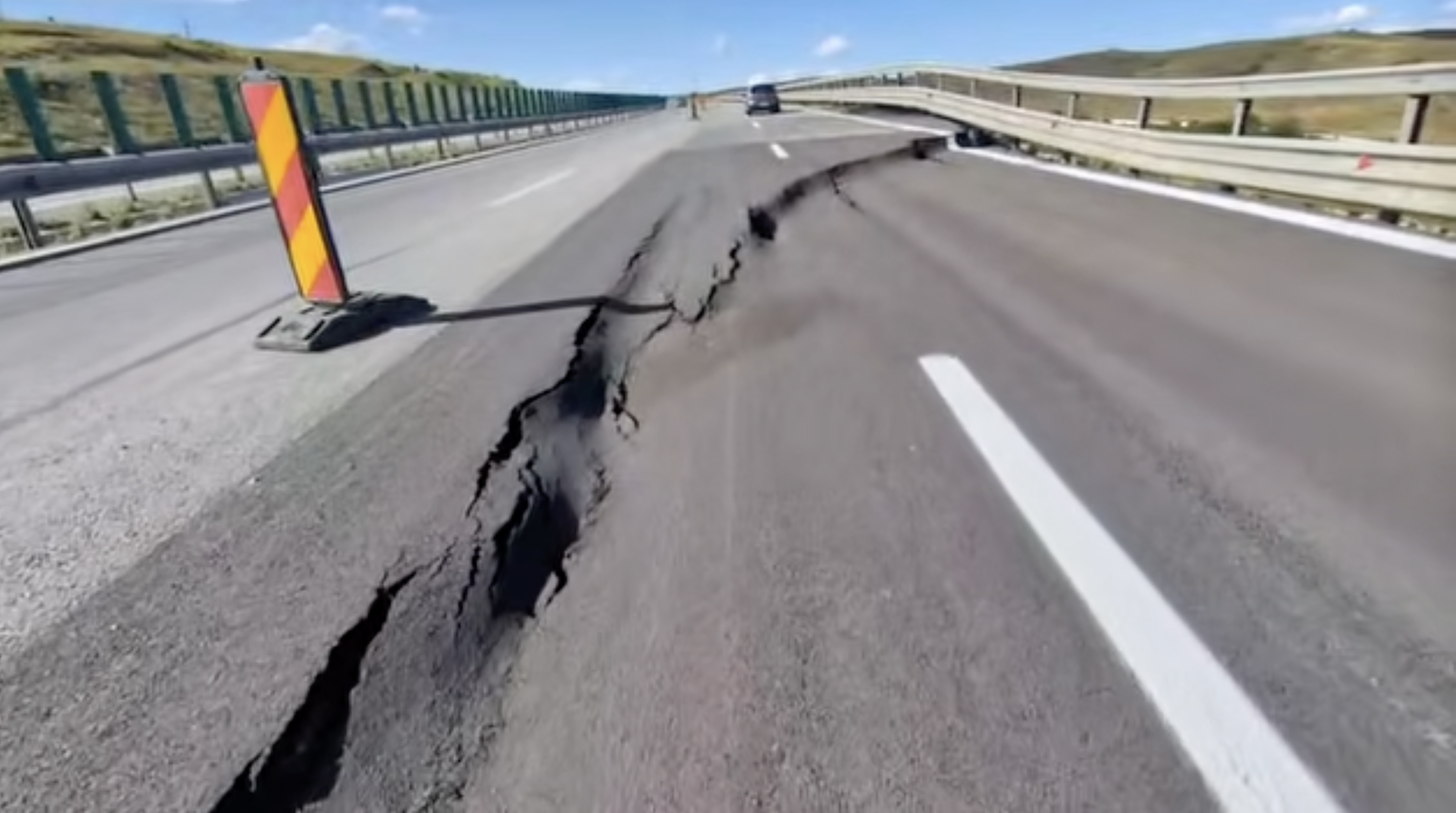 Cine a construit bucata de autostradă de doar 16 km care se surpă anual