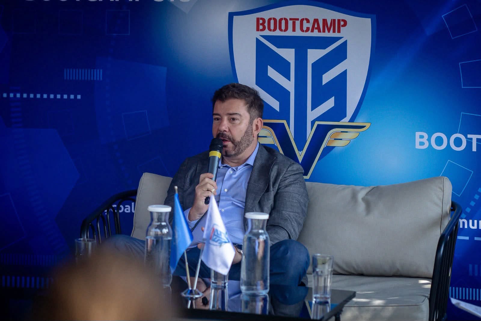 Fondatorul primului unicorn românesc, invitat la un eveniment al unui serviciu de informații. UiPath, gigantul IT care a crescut fără contracte cu statul