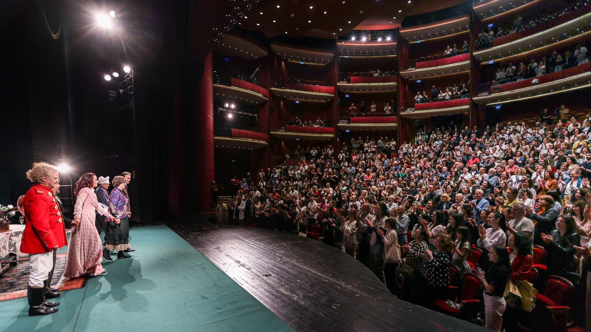 Cel mai mare teatru al țării încasează într-un an din bilete cât a produs „Spider-Man” în două săptămâni în cinematografele din România. Limitele financiare ale teatrului românesc