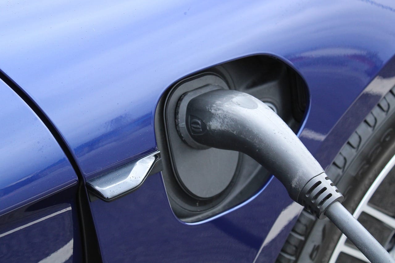 Finanțări de 100 de milioane de euro pentru stații de încărcare pe autostrăzi și drumuri naționale. Firmele pot primi până la 30 de milioane de euro