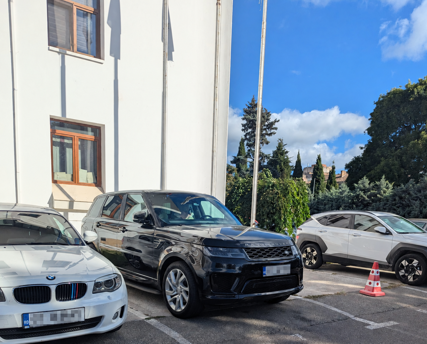 Florin Mitroi, pasager în zborul privat spre Nisa, apare în dosarul procurorului Teodor Niță. Șeful CJ Constanța i-a angajat soția, care parchează un Range Rover pe locurile conducerii